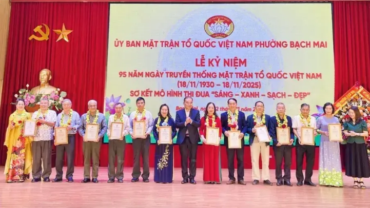 Phường Bạch Mai khen thưởng 12 tập thể tiêu biểu